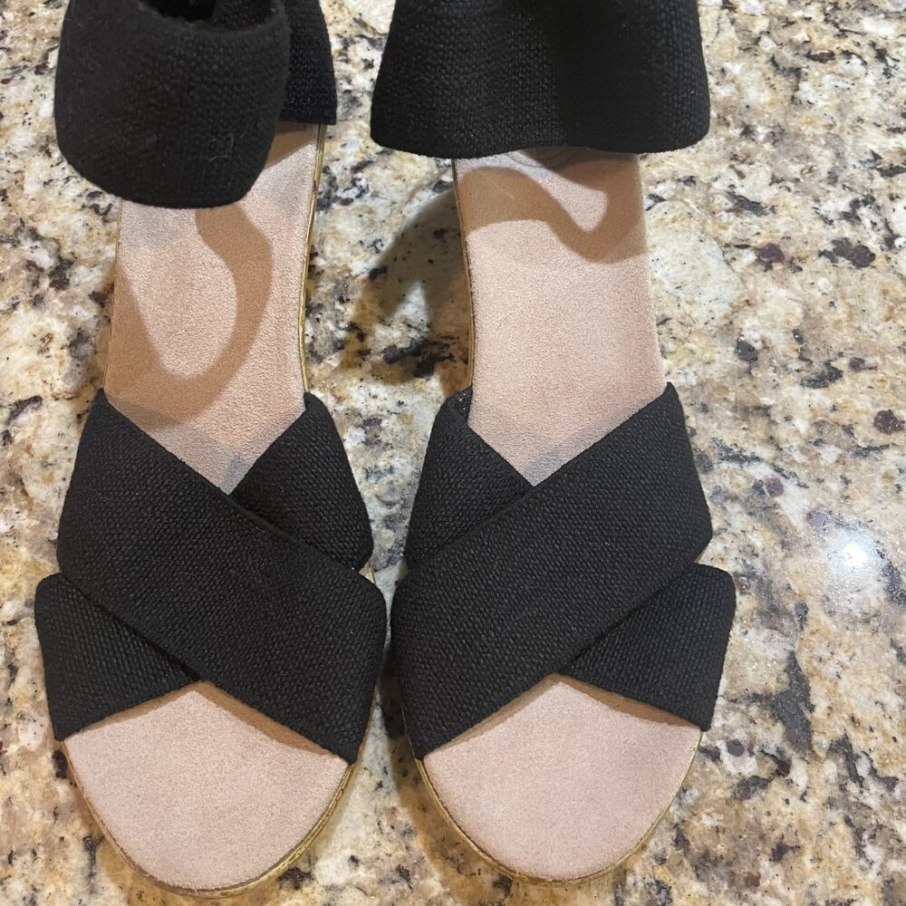 Charleston Shoe Co. Cannon Wedge Sandal Size 8 Black Linen